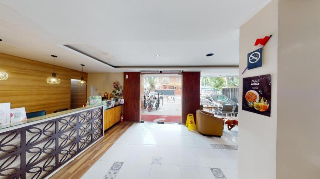 Life Puri Hotel Surabaya Gubeng Exterior photo