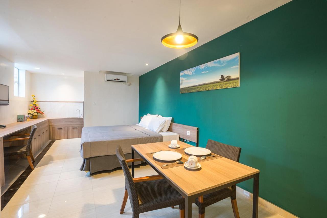 Life Puri Hotel Surabaya Gubeng Room photo