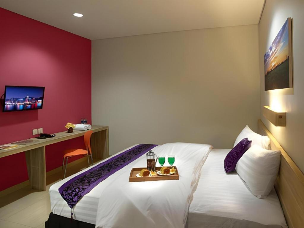 Life Puri Hotel Surabaya Gubeng Exterior photo