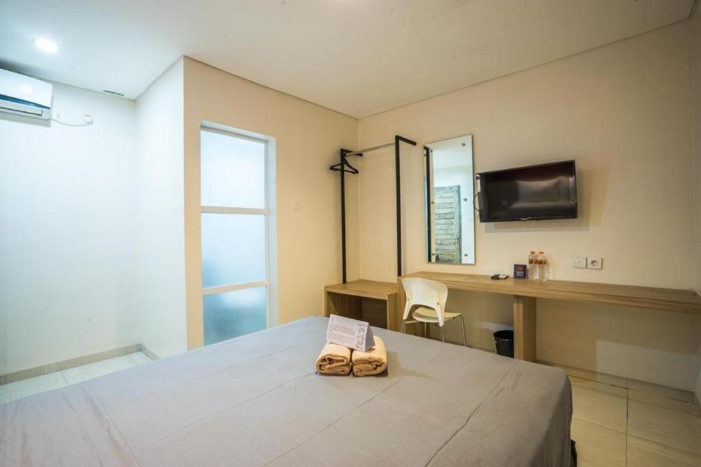 Life Puri Hotel Surabaya Gubeng Exterior photo