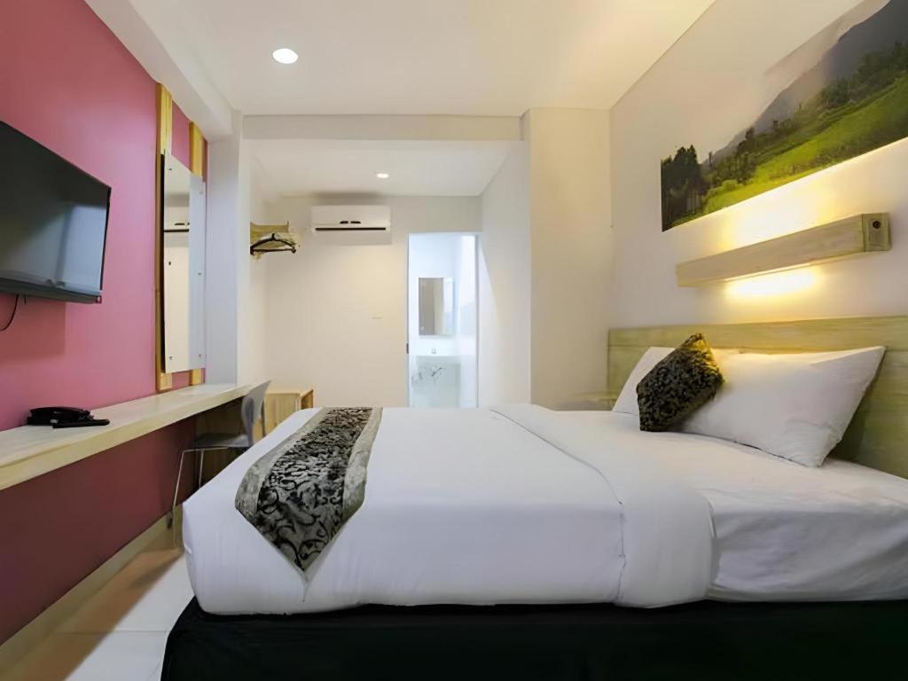Life Puri Hotel Surabaya Gubeng Exterior photo