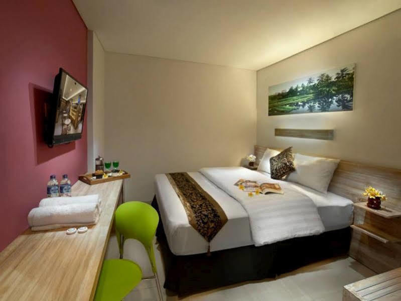 Life Puri Hotel Surabaya Gubeng Exterior photo